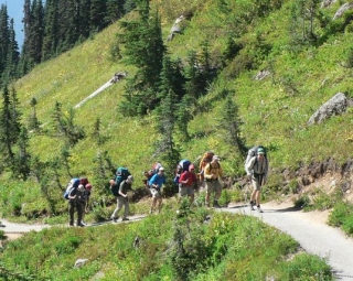  在 73 号公路上徒步 